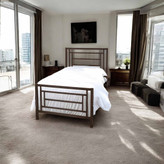 تصویر کلی تخت خواب فلزی النا در فضای داخلی منزل