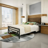 نمای زاویهدار تخت خواب فلزی دو نفره مدل آرمان در دکوراسیون اتاق