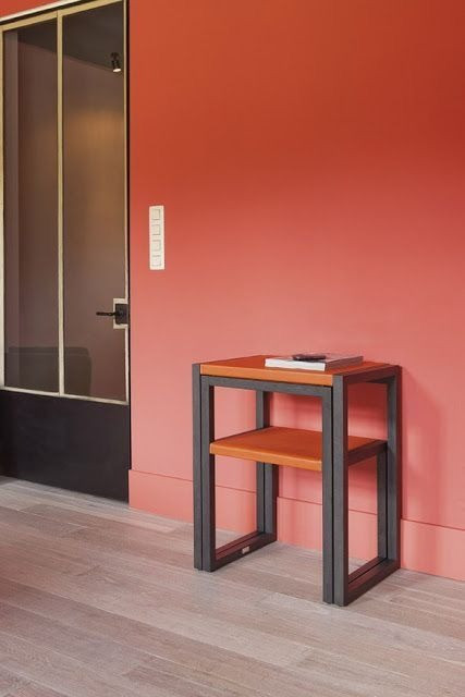 نمای زاویهدار میز تحریر فلزی چوبی مدل آفتاب مناسب اتاق کوچک